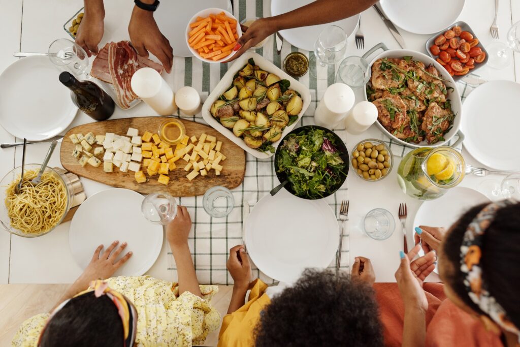 mangiare insieme genitori e figli condivisione pasti per sviluppare rapporto positivo con il cibo