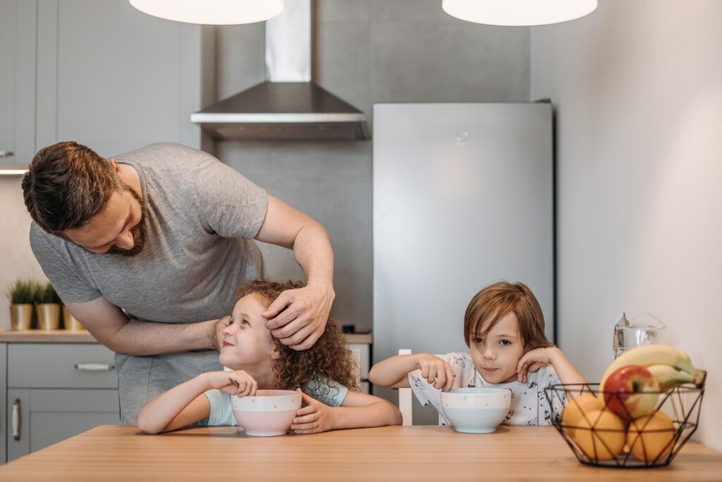 condivisione dei pasti mangiare insieme sviluppo crescita bambini imparare buone abitudini